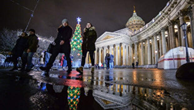 Прохожие на Казанской площади в Санкт-Петербурге
