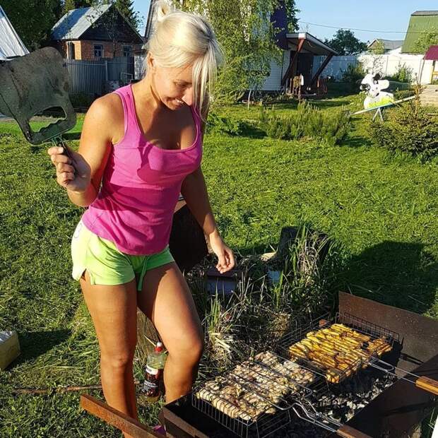 У многих представление о даче именно такое, но ведь там еще много чего нужно делать дача, дачница, девушки, деревня, колхозница, юмор