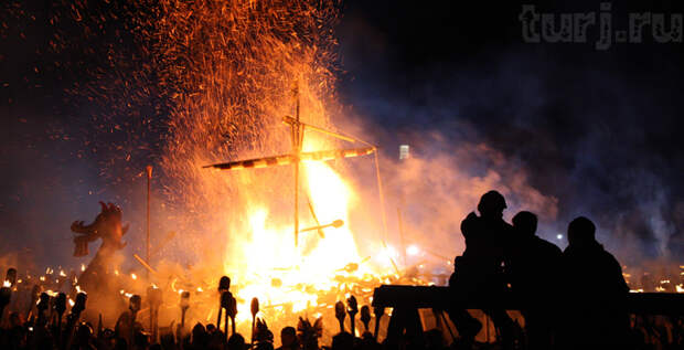 Шотландия, Леруик, Фестиваль Апхелио, Up Helly Aa Festival, Шетландские острова, праздники Шотландии, фестивали Шотландии, огненные праздники, викинги