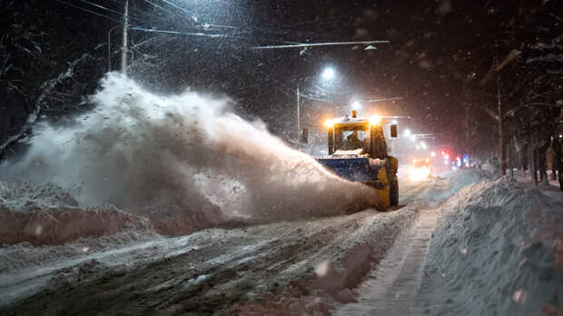 Москва в снежном плену: Циклон парализовал город, пробки растянулись на десятки километров - что известно к этому часу