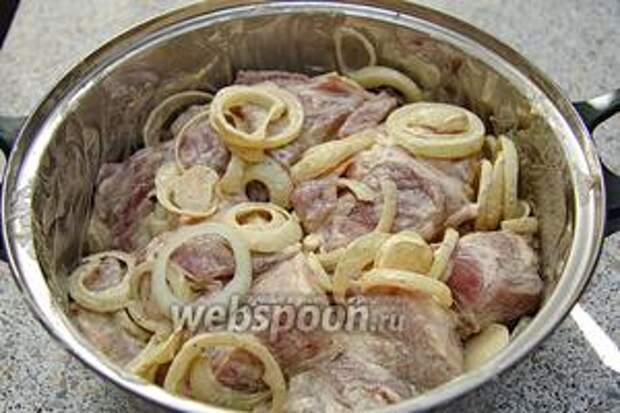 Всё хорошо перемешиваем руками. Оставляем мариноваться мясо 3-4 часа.