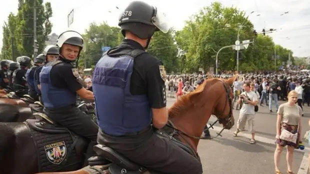 Националисты и радикалы перекрыли дорогу «Маршу равенства» в Киеве