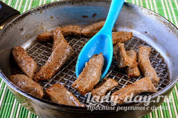 мясо обжарить