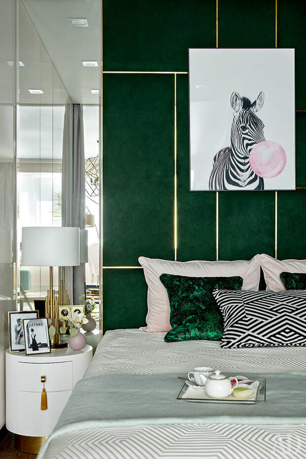 Изголовье кровати сделано по эскизам дизайнера из алькантары с латунными вставками, Wall Home; прикроватная тумбочка, AnyHome; текстиль, ­“Иномарт”; аксессуары Zara Home и H&M Home.
