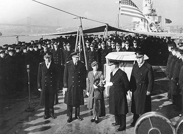 Во время войны Митчел работала в «Красном Кресте». На фото - визит на военный корабль в 1941 г.