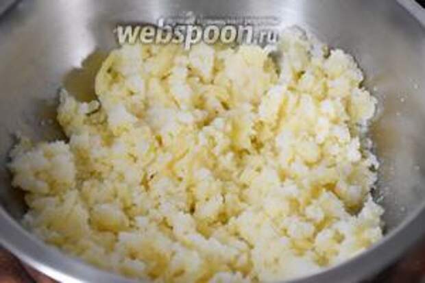 Очистить остывший картофель и размять в пюре.