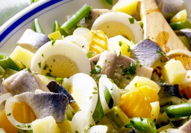 Салат из молодого картофеля с копченой салакой и стручковой фасолью.