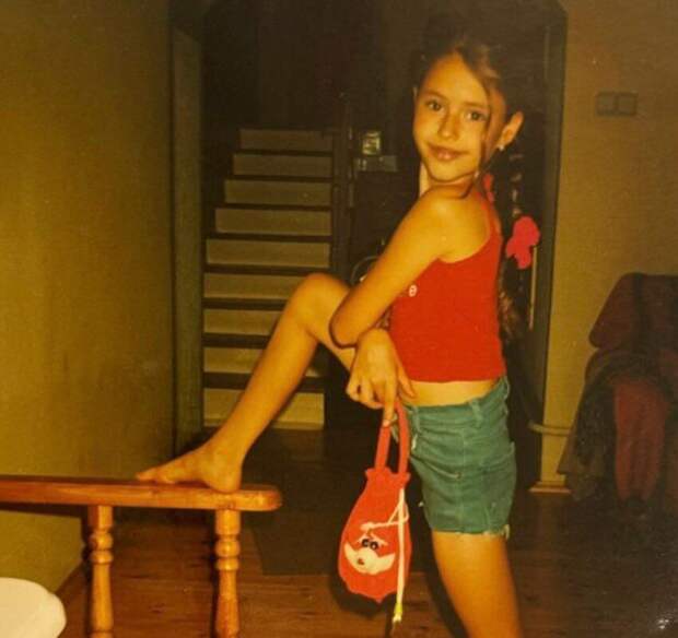 Актриса Диана Пожарская показала фото из своего детства