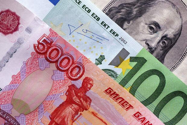 Аналитик Мкртчян: в отпуск за рубеж лучше брать евро или доллары