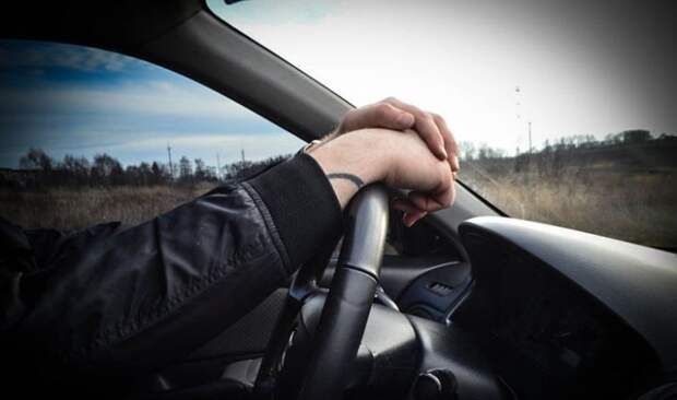 Вытянутые руки должны ложиться запястьями на руль. | Фото: gazu.ru