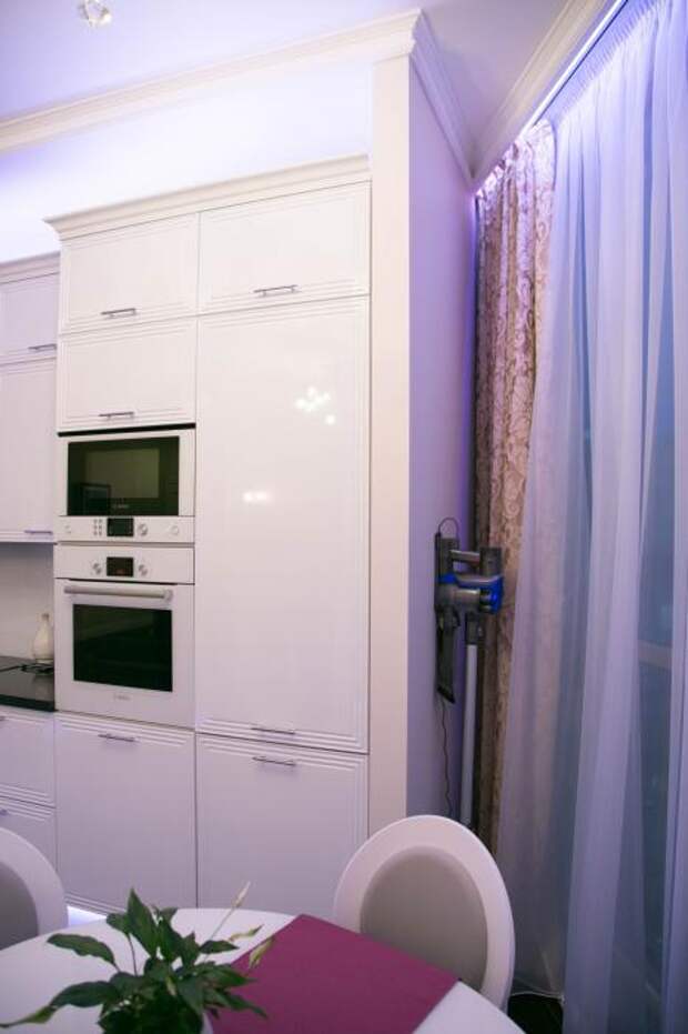 Встраиваемый духовой шкаф и микроволновка, место хранения пылесоса, ручной пылесос Dyson