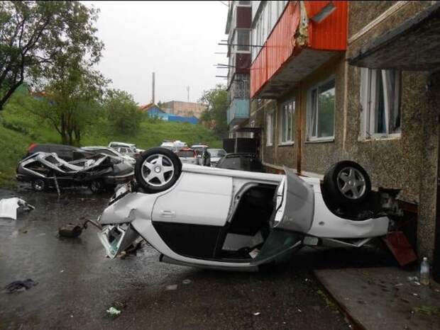 Летчик на Subaru врезался в балкон второго этажа