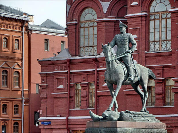 Временный памятник Жукову скоро уберут из-за большого веса