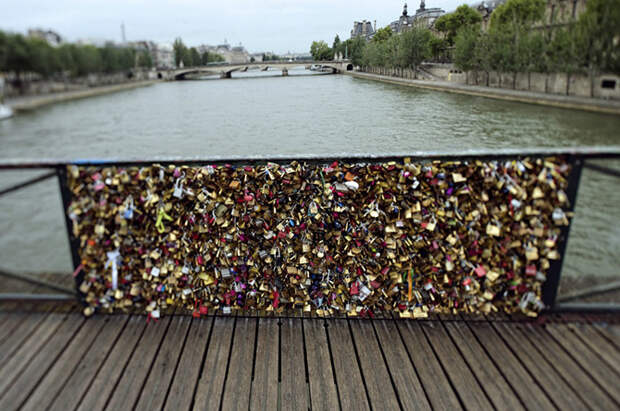 Миллион доказательств любви сняли с Pont des Arts в Париже