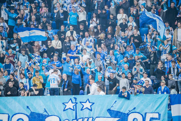 Фанаты «Зенита» забросали бутылками футболистов «Спартака»