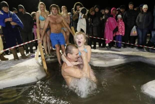 Крещение в 2019 году: когда купаться в проруби - с 18 на 19 января, история, традиции праздника, крещенская вода