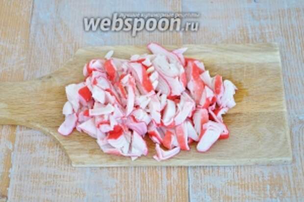 Мясо краба разморозить и нарезать.