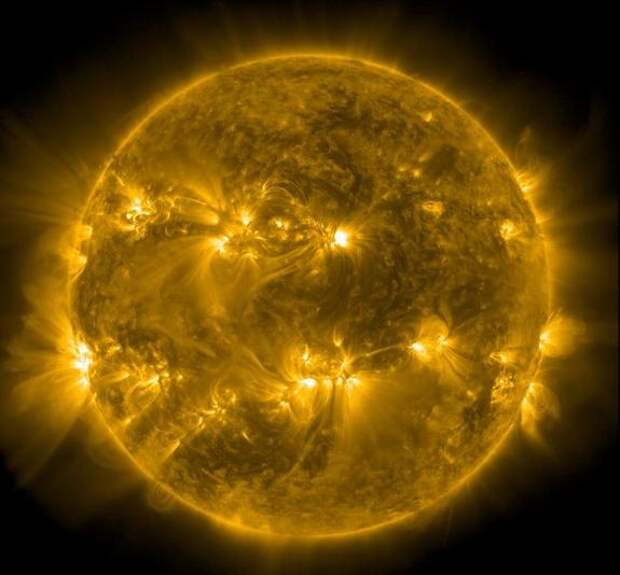 Выброс от мощной вспышки на Солнце может прийти к Земле завтра к вечеру