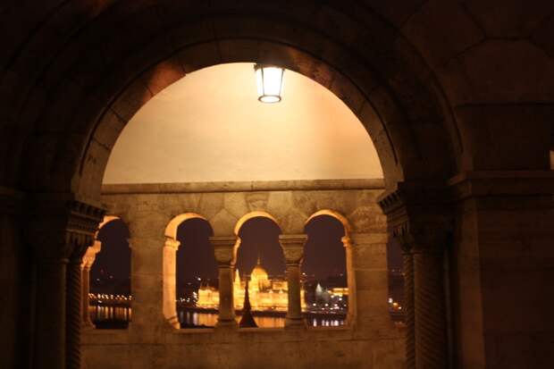 Вид на Парламент со стен Рыбацкого бастиона в Будапеште
