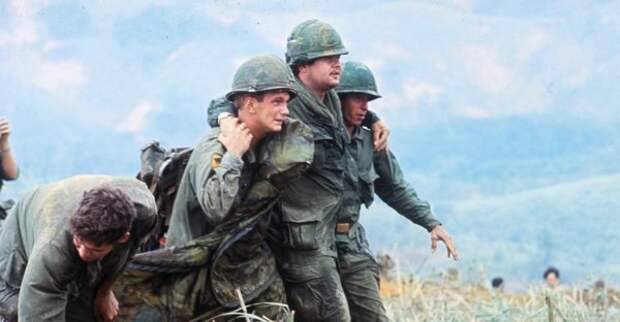Военнослужащие оказывают помощь своему товарищу, апрель 1968 года