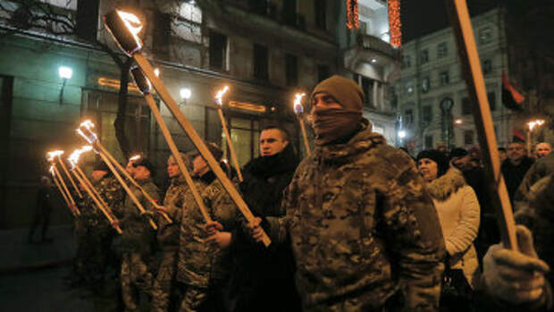 Украинские националисты во время факельного шествия в Киеве. Украина, 1 января 2015 год