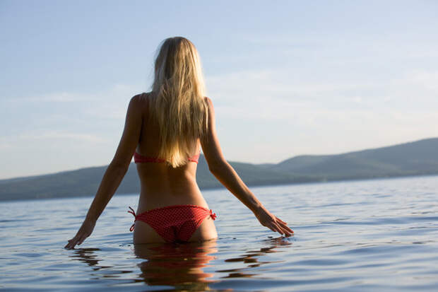 Немного тепла в прохладное лето девушки, купальник, лето, море, отдых, фото