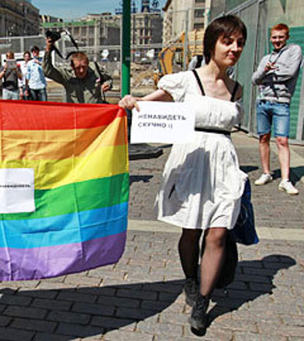 Елена Костюченко на гей-параде в Москве в мае 2011 года. Фото РИА Новости, Андрей Стенин 