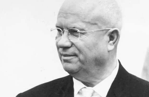 США и СССР чуть было не полетели на Луну вместе. Эту программу готовил Кеннеди после посещения специалистами НАСА Академии наук СССР в 1963 году. Хрущёв, возможно, и согласился бы, но не успел – Кеннеди убили и сотрудничество развалилось.