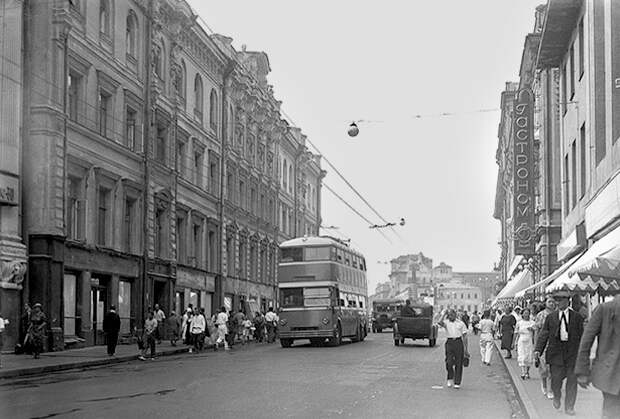 Двухэтажный троллейбус ЯТБ-3 на улице Горького, конец 1930-х годов