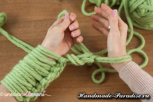 Вязание руками объемного шарфа (5)