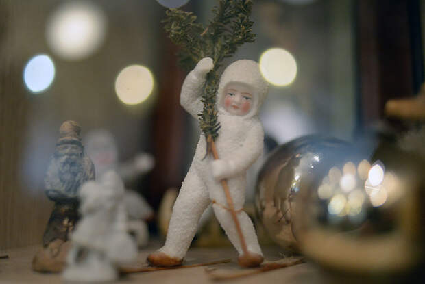 Из коллекции Сергея Романова. Мальчик на лыжах, стеклянные шары. Конец XIX — начало XX века