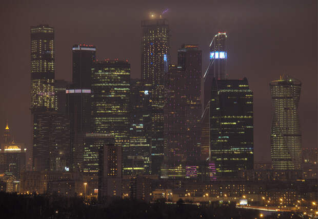 Россия. Москва. Южная башня комплекса ОКО (слева). Высота: 352 м. (Igor508)