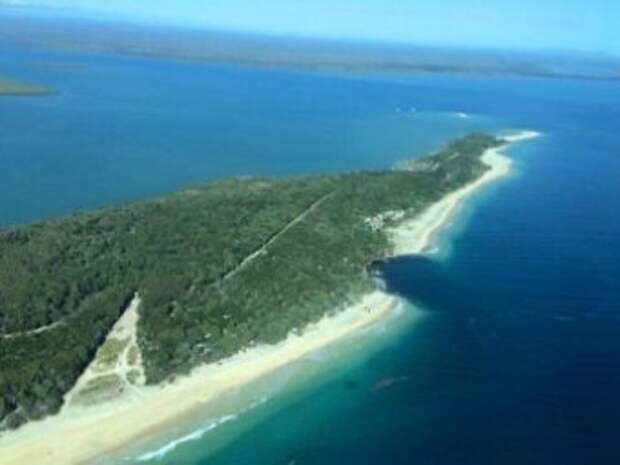 В Австралии гигантская воронка поглотила часть пляжа размером с футбольное поле