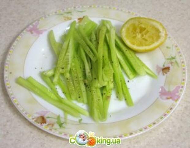 Зелёный салат с огурцами и сёмгой - приготовление 
