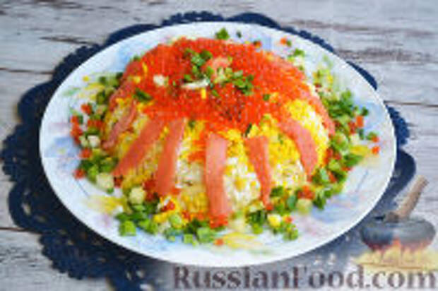 Фото к рецепту: Слоеный салат с семгой и яблоками