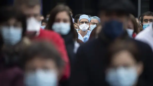 Вирусолог Лукашев прокомментировал ослабление ковид-ограничений во Франции и Британии