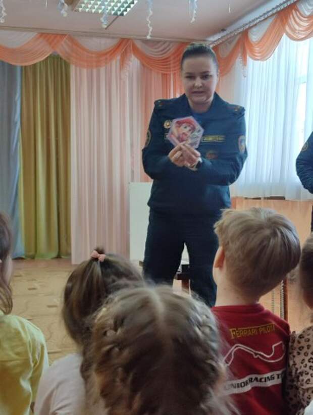 Занятие сотрудника БГРОЧС с воспитанниками детского сада.