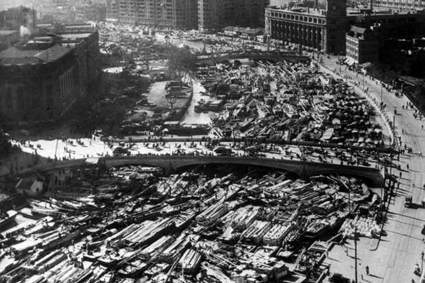 Сампаны, лодки и плоты у устья реки Янцзы перед ее форсированием, 1948 год. Фото: AP