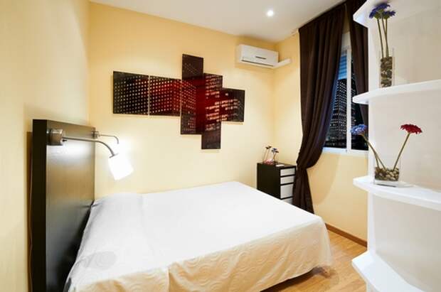 дизайн узкой спальни