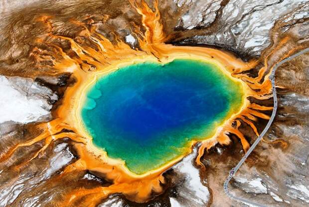 Национальный парк Йеллоустона в штате Вайоминг — самый активный геотермальный регион на планете. Автор фото: Max Waugh. 