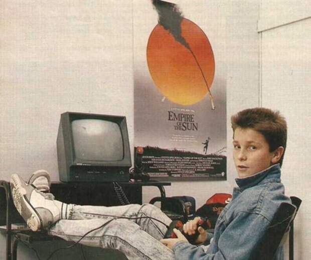 18. Кристиан Бэйл и его компьютер Amstrad , 1984 18. Кристиан Бэйл и его компьютер Amstrad , 1984 знаменитости, редкие, фотографии