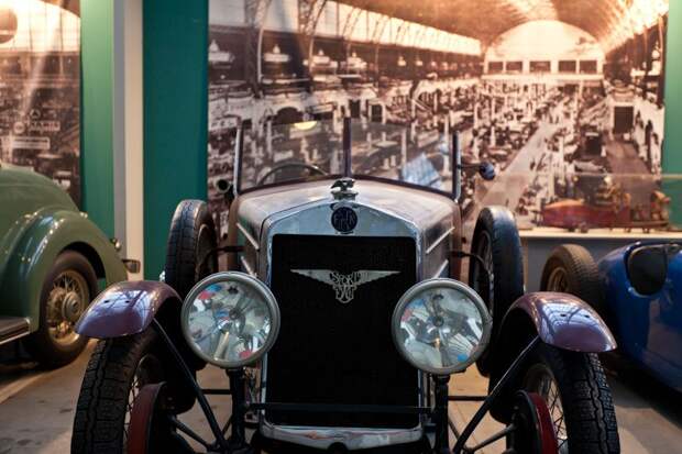 Фотоочет о посещении Бельгийского королевского автоклуба. Часть 2 - Шильдики (20 фото)