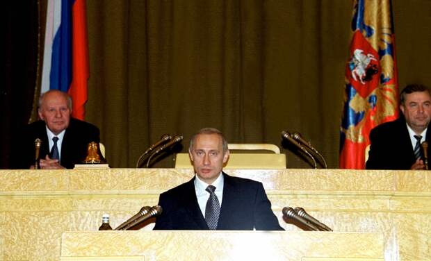 Президент РФ Владимир Путин, спикеры Совфеда Егор Строев (слева) и Госдумы Геннадий Селезнев, 2000 год