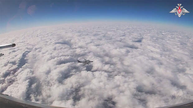 Стратегические ракетоносцы совершили 11-часовой полет над Японским морем