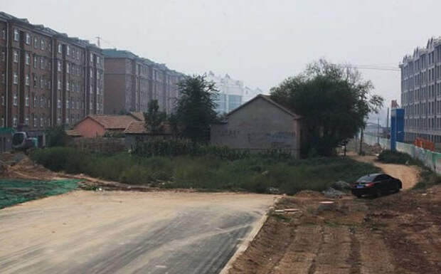 Шоссе, которое построили в обход фермерского комплекса в Китае