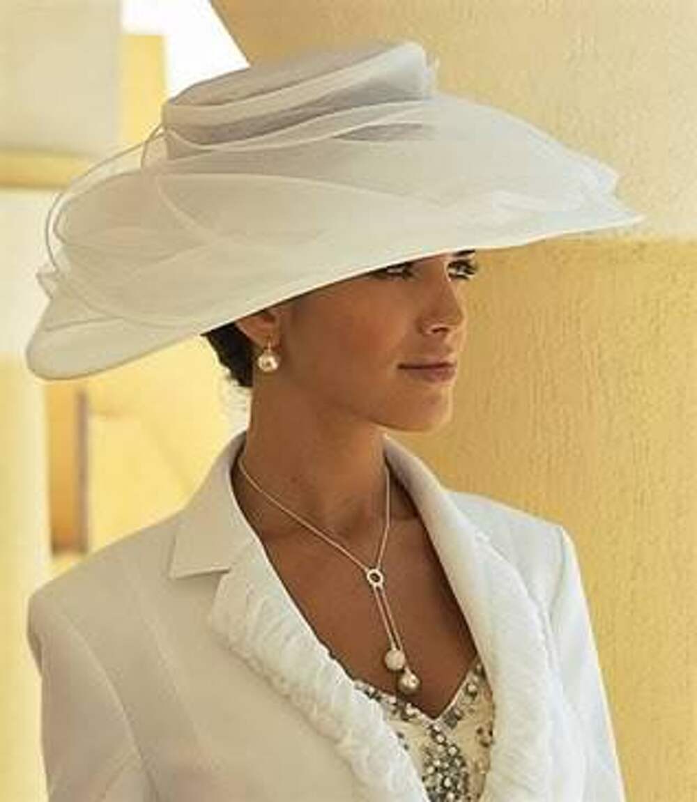 Дама в белой шляпе