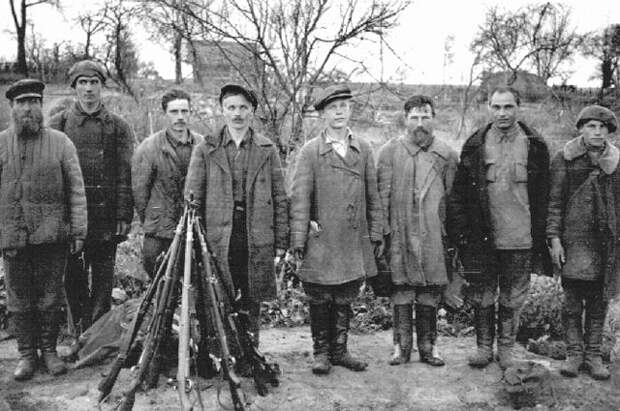 Антисоветские украинские партизаны разоружены немецкими войсками. 1943 год.