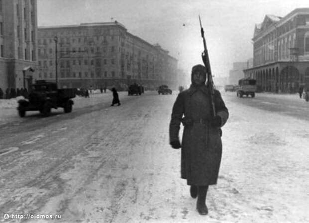 Здесь видно фальшивую галерею около здания Моссовета. 1941, москва, прогулка