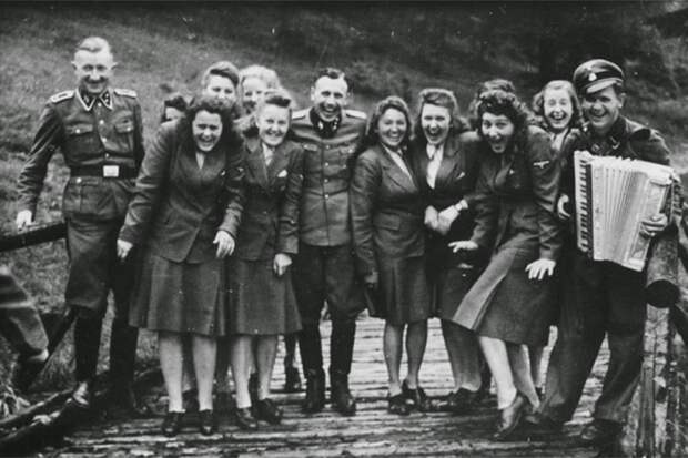Сотрудники Освенцима хохочут на отдыхе, 1942.