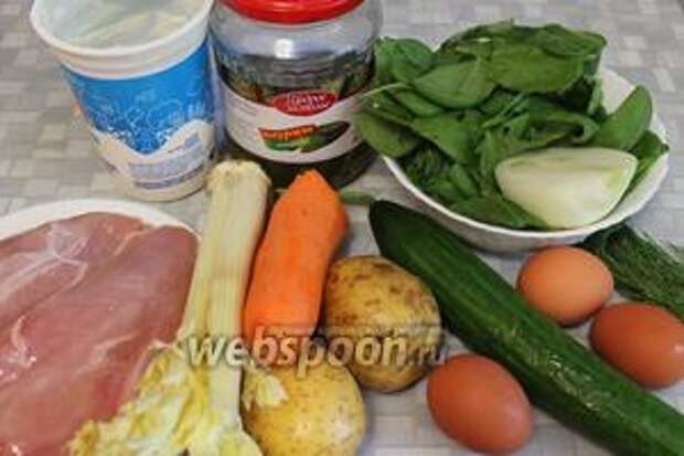 Для окрошки взять курицу, картофель, яйца, огурцы, шпинат, зелень, рассол, сметану, соль. Для отваривания куриной грудки — сельдерей и морковь.